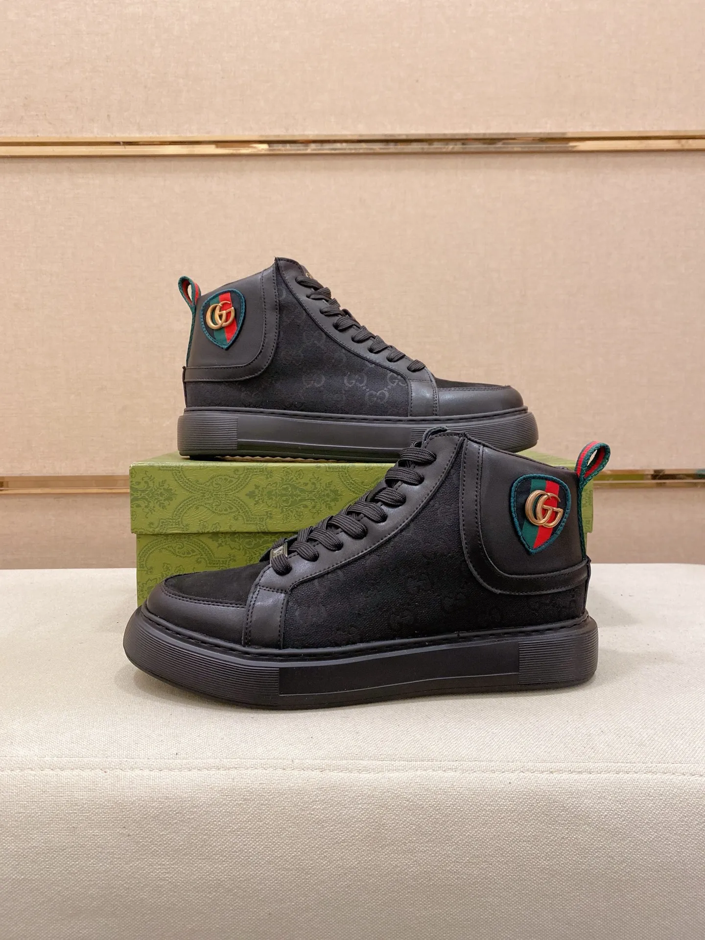 Factory price: 442💰 (GUCCI) The latest model from the official website🎁🎁Casual and fashionable men's shoes👟, hot style💥The style is simple and elegant, exclusive for trendy men. Unique official website's latest brand elements👑original Gucci decoration, fashionable and generous, the fabric is original cowhide ✅sheepskin lining, the official website specifies wear-resistant casual outsole, the classic model is taken in kind at the counter🎬38-44 (can be customized for 45 non-refundable)